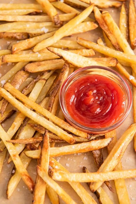 How to make the BEST crispy Baked French Fries in the oven! These homemade French fries are crispy on the outside and soft and fluffy in the center. Easy recipe! Best Frozen French Fries Oven Baked, Best Oven Fries, Crispy French Fries In The Oven, Oven French Fries Homemade, Frozen Fries In Oven, Baked French Fries In The Oven, Home Made French Fries In The Oven, Oven Fries Crispy, Homemade French Fries In Oven