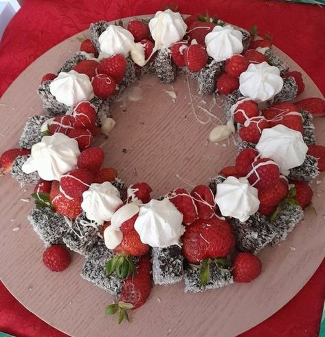 Lamington Christmas Wreath, Lamington Wreath, Desert Wreath, Lamington Wreath Cake, Christmas Pavlova Wreath, Xmas Pavlova Wreath, Merengue Wreath Christmas Desserts, Mary Berry Christmas Pavlova Wreath, Food Fails