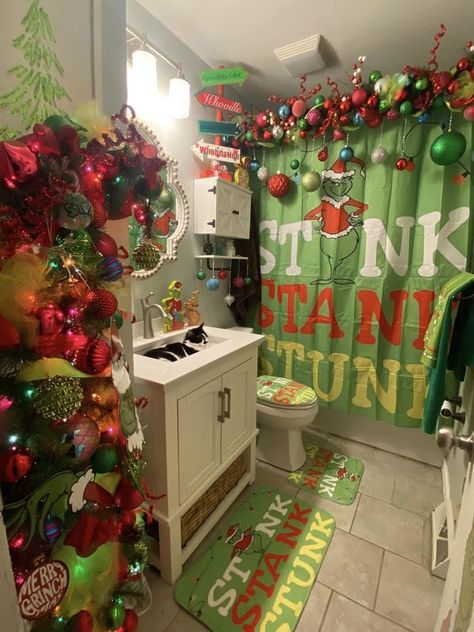 Grinch Love 2023 | Our Grinchy bathroom 💚 | Facebook The Grinch Bathroom Decor, Grinch Christmas Living Room, Grinch Christmas Decorations Bedroom, Grinch Bathroom Decor Ideas, Grinch Room Decor, Grinch Bathroom Ideas, Grinch Decor Diy, Grinch Diy Decor, Grinch Bedroom Decor