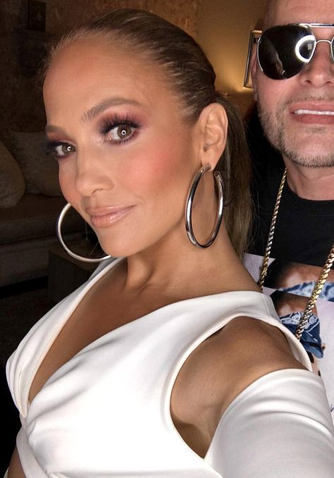 Jennifer Lopez wearing silver large Samira hoops by Jennifer Fisher jewelry #acessories #earrings #JLO Jennifer Lopez Hoop Earrings, Silver Hoops Aesthetic, How To Wear Belts, Jennifer Fisher Jewelry, Accessorizing Outfits, Celebrities Earrings, Aesthetic Patterns, Oversized Hoop Earrings, Hair Earrings