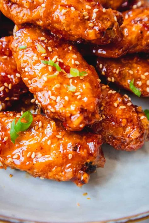 Homemade EASY Air Fryer Chicken Wings in Sweet Chili Chili Chicken Wings, Sweet Chili Chicken Wings, Homemade Chicken Wings, Wings In The Air Fryer, Spicy Chicken Wings Recipe, Sweet Chili Wings, Easy Air Fryer Chicken, Air Fry Chicken Wings, Chicken Lickin