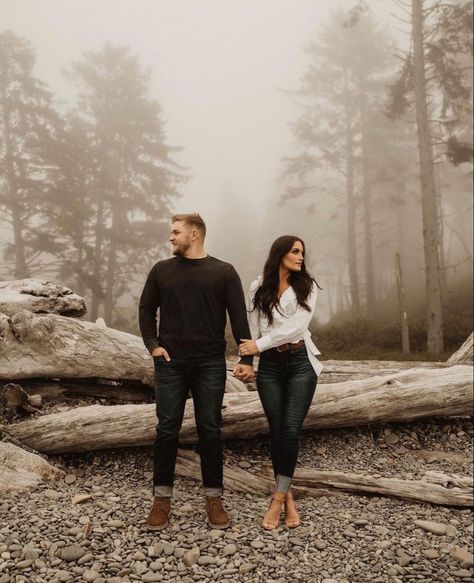 Fall Engagement Pictures Outfit, Fall Couple Pictures, Fall Couple Photos, Portret Feminin, Fall Photoshoot Ideas, Fall Photo Shoot Outfits, Fall Engagement Pictures, Fall Photo Shoot, Engagement Picture Outfits