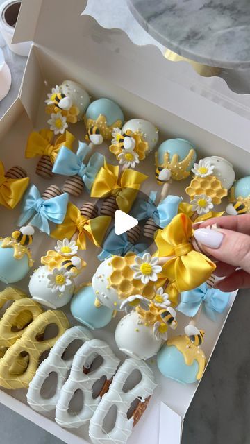 𝐋𝐮𝐱𝐮𝐫𝐲 𝐛𝐚𝐤𝐞𝐫 on Instagram: "The honeycomb sticks 🥹🫶🏼✨🌼🍯 Did I mention how adorable this theme is ✨ . . . . #cakepops #cakepop #winniepooh #treatmaker #luxurydessert" Winnie The Pooh Cake Pops, Bee Cake Pops, Winnie The Pooh Cake, Bee Gender Reveal, Bee Cakes, Baby Shower Cake Pops, Baby Shower Treats, Themed Desserts, Pooh Baby