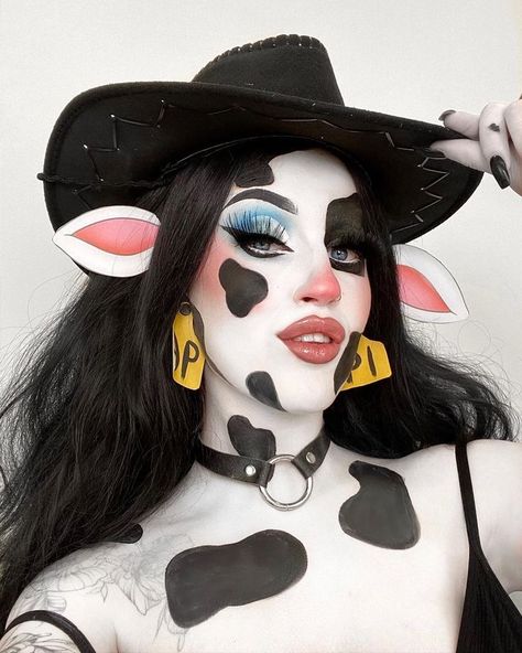 Cowgirl Makeup, Cow Halloween Costume, Pretty Halloween Makeup, Animal Makeup, Creepy Halloween Makeup, Cow Costume, Halloween Coustumes, Hot Halloween Outfits, Halloween Makeup Pretty