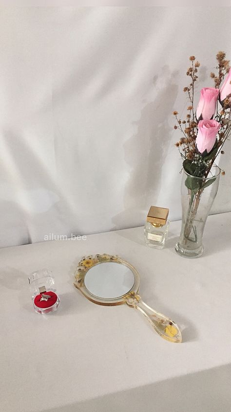 Resin Hand Mirror, Mirror Wallpaper, Mirror Resin, Hand Held Mirror, Wedding Souvenir, Aesthetic Ootd, Flowers Beautiful, Wedding Souvenirs, Hand Mirror