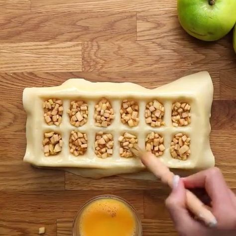 Ice Tray Recipes, Ice Cube Tray Recipes, Twisted Food, Healthy Apple Desserts, Apple Pie Bites, Apple Bite, Pie Bites, Mini Apple Pies, Twisted Recipes