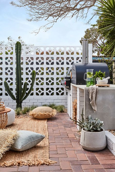 How to build a breeze block wall | Better Homes and Gardens Palm Springs Style Exterior, Palm Springs Patio Ideas, Palm Springs Outdoor Patio, Boho Modern Patio, Palm Springs Patio Outdoor Spaces, Retro Outdoor Decor, Palm Springs Outdoor Decor, Palm Springs Courtyard, Palm Springs Backyard Ideas