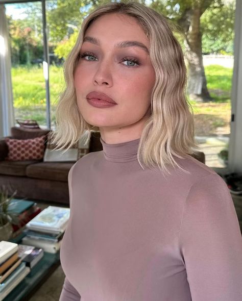 Summer 2024 Makeup Trends Include “Pearl Skin” & “Berry Girl” Glam Gigi Hadid Bob, Bright Blue Eyeshadow, Pale Skin Makeup, Best Bobs, Faux Freckles, Gigi Hadid Style, Corte Bob, Carey Mulligan, Taylor Hill