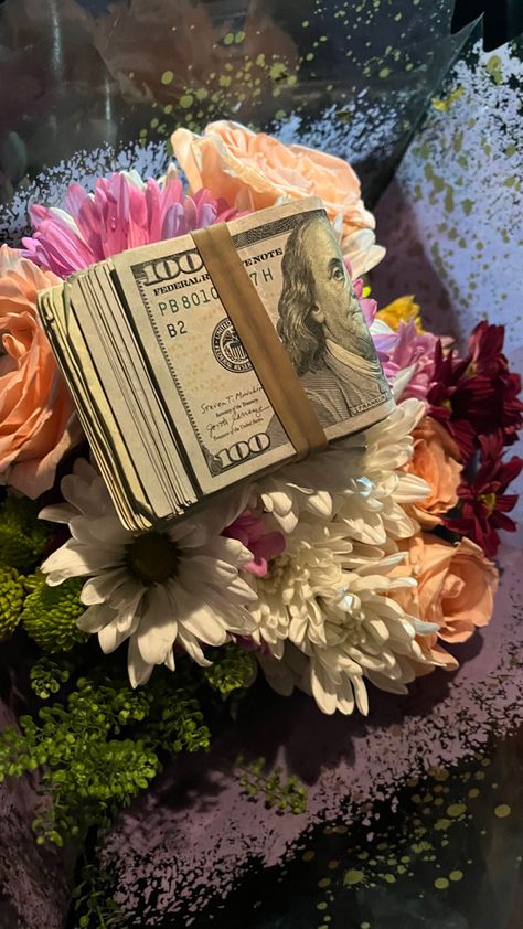 Roses Gift Ideas, Roses Valentine, Roses Gift, Gift Aesthetic, 23rd Birthday, Money On My Mind, Flowers Bouquet Gift, Aesthetic Life, Nothing But Flowers