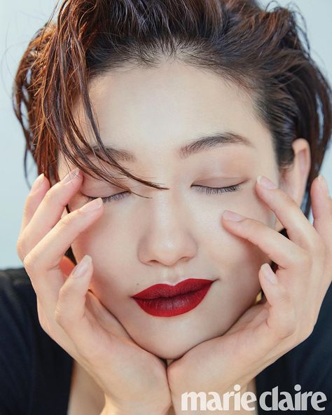 Lee El Shares How “Matrimonial Chaos” Costar Bae Doona Inspires Her | Soompi Bae Doona, Botanical Fashion, Two Faced, Model Pose, Red Makeup, Beauty Editorial, Portrait Poses, Photography Women, Girls Makeup