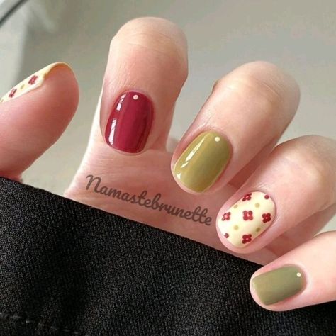 Retro Manicure, Short Nails Red, Vintage Nail Art, Pattern Nails, Nails Press Ons, Simple Fall Nails, Vintage Nails, Nails Press, Green Floral Pattern