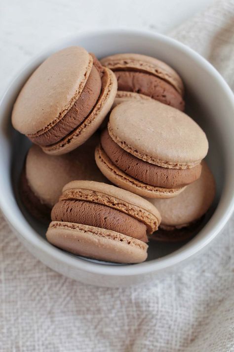 I've finally learned how to make brownie macarons. These chocolate brownie macarons are made with a fudgy filling and chocolate macaron shells. I've finally nailed how to make chocolate macaron batter as well as the delicious brownie batter macaron filling. Brownie Batter Macarons, Brownie Macarons, Macaron Fillings, Best Macaron Recipe, Macaron Ideas, Making Macarons, French Macaroon Recipes, Recipes Unique, Macaron Recipes