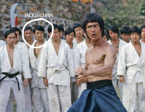 Jackie Chan in Enter the Dragon Bruce Lee Family, Bruce Lee Pictures, Bruce Lee Martial Arts, Bruce Lee Quotes, Bruce Lee Photos, Martial Arts Movies, Brandon Lee, Pencak Silat, Enter The Dragon