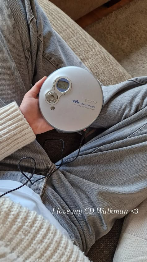 Sony Walkman Aesthetic, Portable Cd Player Aesthetic, Mp3 Player Aesthetic, Walkman Aesthetic, Cd Player Aesthetic, Sony Cd Player, Cd Walkman, Personal Cd Player, Vinyl Aesthetic