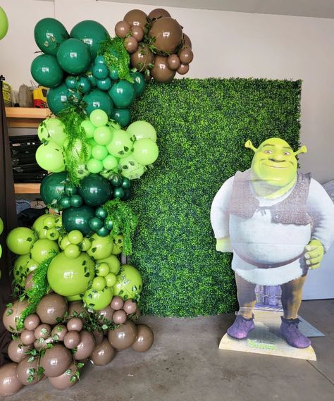 Shrek Hallway Decorations, Shrek Birthday Party For Adults, Shrek Party For Adults, Shrek Birthday Party Aesthetic, Shrek Theme Decorations, Shrek Float Ideas, Shrek Breakfast, Shriek Birthday Party Ideas, Shrek Frog Balloon