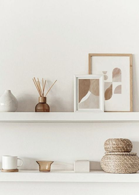 Minimalist Shelves Decor, Beige Shelves, Indoor Portrait, Shelf Decor Bedroom, Inspiration Deco, Beige Room, Japandi Interiors, Selfie Photos, Minimalist Shelves