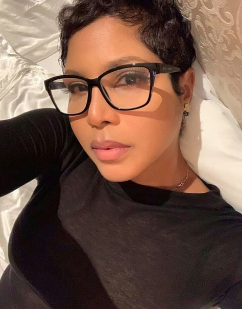 Toni Braxton Short Hair, Short Hair 90s, Braxton Sisters, 90s Pixie, Hair 90s, Short Relaxed Hairstyles, Retro Eyeglasses, Toni Braxton, Short Sassy Hair