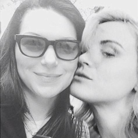 Friends Taylor Shilling, Taylor Schilling Laura Prepon, Root And Shaw, Prison Wife, Alex And Piper, Alex Vause, Taylor Schilling, Laura Prepon, Orphan Black