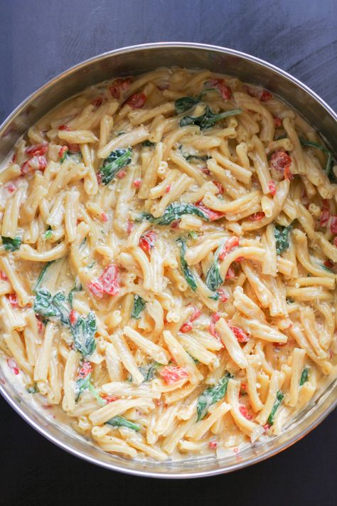 One Pot Roasted Red Pepper and Spinach Alfredo Roasted Red Pepper Alfredo, Roasted Red Peppers Recipes, School Dinner Recipes, Monday Dinner, Red Pepper Recipes, Spinach Alfredo, Weekly Menu Plan, Roasted Red Pepper Pasta, Red Pepper Pasta