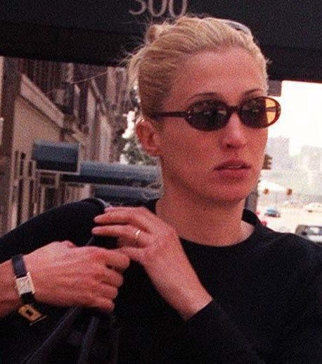 2-cartier-tank-watch-carolyn-bessett-kennedy-habituallychic Carole Radziwill, John Junior, Tank Watch, Jfk Jr, Cartier Tank, Mode Inspo, Classy Women, Round Sunglass Men, Mode Outfits