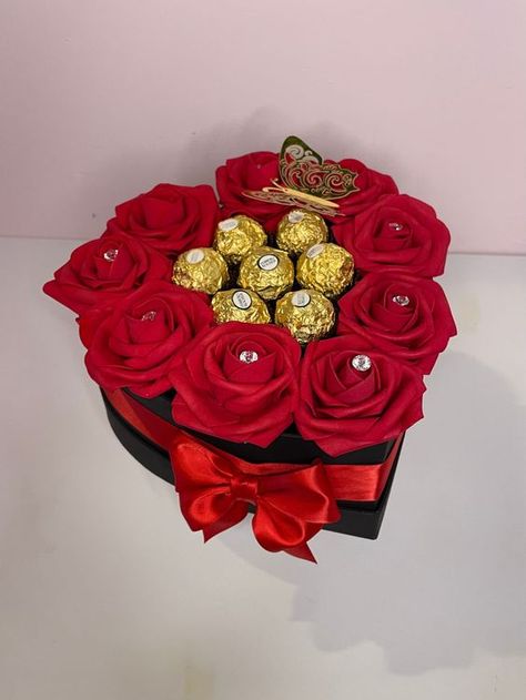 mother's day gifts Heart Shaped Chocolate Box, Ribbon Rose Bouquets, Heart Shaped Rose, Candy Bouquet Diy, Valentine Bouquet, Diy Valentine's Day Decorations, Valentines Gift Box, Diy Birthday Gifts For Friends, Ribbon Bouquet