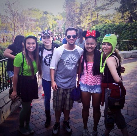 Nathan Kress, Jennette McCurdy, Miranda Cosgrove and fans! Icarly Cast, Nathan Kress, Jennette Mccurdy, Miranda Cosgrove, Icarly, Tween Outfits, Cute Actors, A Good Man, Actors