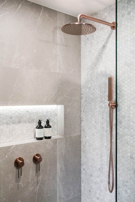 Bath Taps With Shower Head, Hand Shower Bathroom, Shower Two Heads, Rose Gold Bathroom Decor Ideas, Rose Gold Bathroom Ideas, Grey And Gold Bathroom, Bathroom Rose Gold, Shower Head Ideas, Gold Shower Head