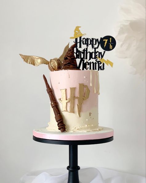 Harry Potter Drip Cake Ideas, Harry Potter Drip Cake, Pink Harry Potter Cake, Harry Potter Cakes Birthday Girl, Pink Harry Potter, Ivy Cake, Harry Potter Cake Topper, Harry Potter Treats, Tiffany Birthday