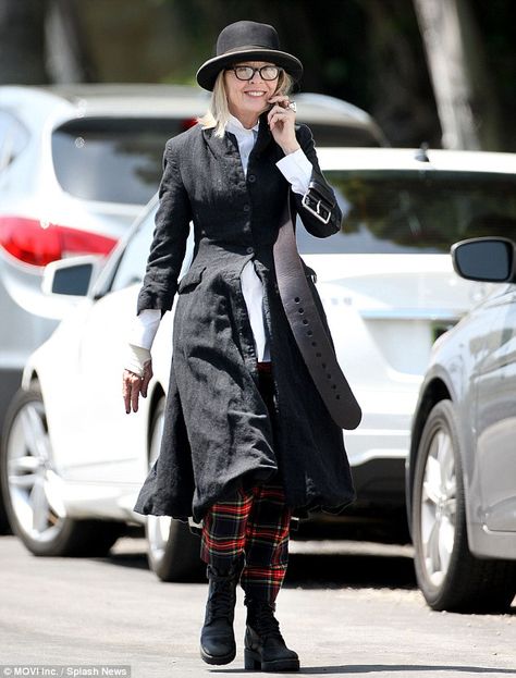 Diane Keaton Style Outfits, Dianne Keaton, Mode Ab 50, Tartan Trousers, Annie Hall, Eccentric Style, Never Married, Diane Keaton, Quirky Fashion