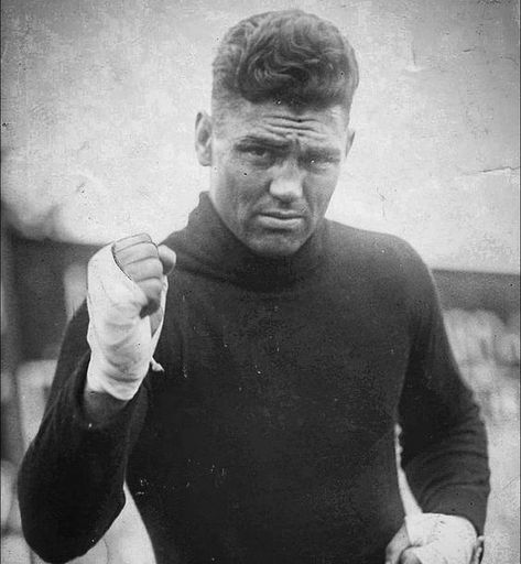 Jack Dempsey #BoxingTraining #BoxingWorkout #BoxingTechniques #BoxingInspiration #BoxingLifestyle Iconic Boxing Photos, Boxer Quotes, Boxing Photos, Boxing Legends, Mike Tyson Boxing, Roy Jones Jr, Jack Dempsey, Roberto Durán, Boxing Videos