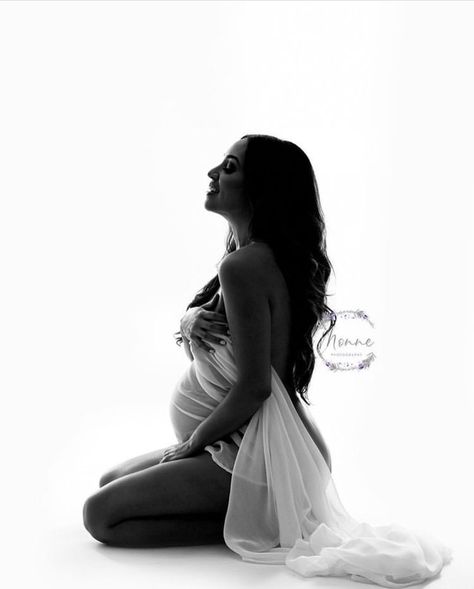 Home Maternity Photography, Studio Maternity Shoot, Maternity Picture Outfits, Maternity Studio Photoshoot, Studio Maternity Photos, Pregnancy Pics, Cute Pregnancy Pictures, Maternity Photography Poses Couple, Maternity Photo Outfits