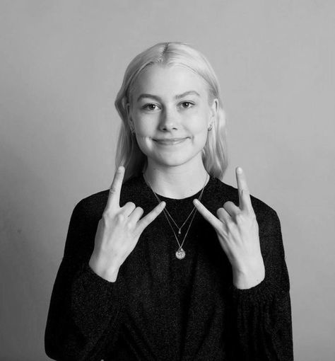 Phoebe Bridgers Portrait, Phoebe Bridgers Selfie, Phoebe Bridgers Black And White, Pee Pee, Black Lipstick, Phoebe Bridgers, Teenage Daughters, I Love My Wife, Music People