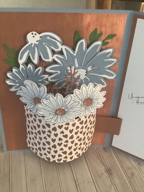 Pour la fête des mamans, quoi de plus joli qu'un bouquet de fleurs. Voici le tutoriel pour une jolie carte pop'up dans la collection "fraîches marguerites" de Stampin'Up!. 
La vidéo est dans l'article Pop Up, Scrapbooking, Spring Summer, Vase, Quick Saves