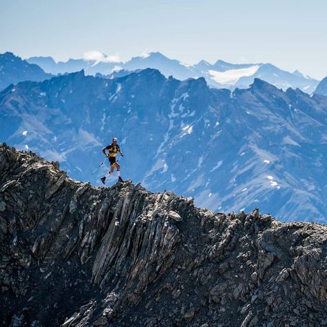 Desert Running, Extreme Sports Photography, Running Images, Running Photos, Mountain Running, Mountains Aesthetic, Ultra Trail, Ultra Marathon, Mountain Sports