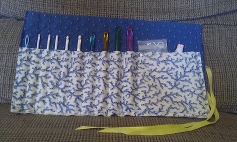 Why buy a crochet hook case when you can make a custom one yourself? I used to carry all of my crochet hooks in a pencil case, but that began to get rather annoying. As they were all in a jumble, I… Diy Crochet Hook Case, Crochet Hook Case Free Pattern, Crochet Hook Case Pattern, Crochet Storage Bag, Crochet Needle Case, Crochet Hook Bag, Crochet Hook Storage, Diy Crochet Hook, Crochet Hook Roll