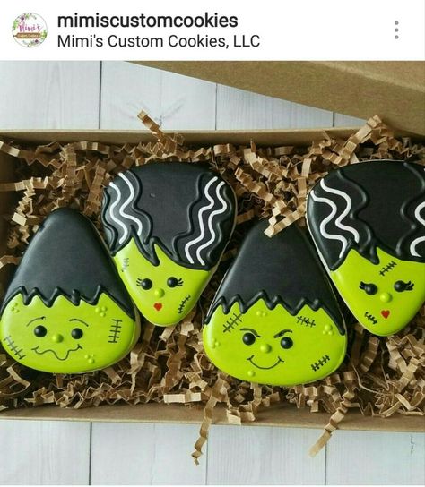 Bride Cookies, Halloween Sugar Cookies Decorated, Candy Corn Cookies, Postres Halloween, Halloween Cookie Recipes, Cookies Halloween, Halloween Cookies Decorated, Royal Iced Cookies, Halloween Sugar Cookies