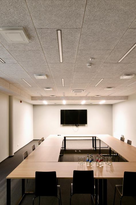 Light and open conference room in office building with natural wood wool acoustic ceiling tiles and modern lights. Warm wood finish gives room cozy and inviting interior design. Light Office Design, Wood Wool Panels, Office Ceiling Design, Minimalistic Interior Design, Design For Office, Walls Design, Light Office, Minimalistic Interior, Office Ceiling