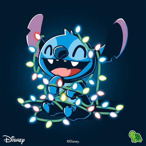 Stitch lighting Christmas Wallpaper Gif, Stitch Christmas Wallpaper, Tee Turtle, Stitch Drawing, Lilo Y Stitch, Cute Christmas Wallpaper, Christmas Phone Wallpaper, Christmas Wallpapers, Cute Stitch