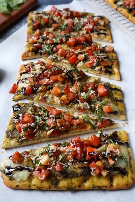 The Best Bruschetta Flatbread Pizza - Bless This Meal Flatbread Side Dish, Pita Flatbread Ideas, Flat Bread Appetizer Ideas, Flatbread Dinner Ideas, Cold Flatbread Appetizers, Foccacia Bread Pizza, Thanksgiving Flatbread, Flat Bread Recipe Pizza, Dinner Flatbread