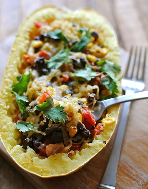 Southwestern Stuffed Spaghetti Squash Western Spaghetti, Squash Boats, Stuffed Spaghetti Squash, Fat Pants, Spaghetti Squash Recipes, Squash Recipes, Meatless Monday, Vegetarian Meals, Spaghetti Squash