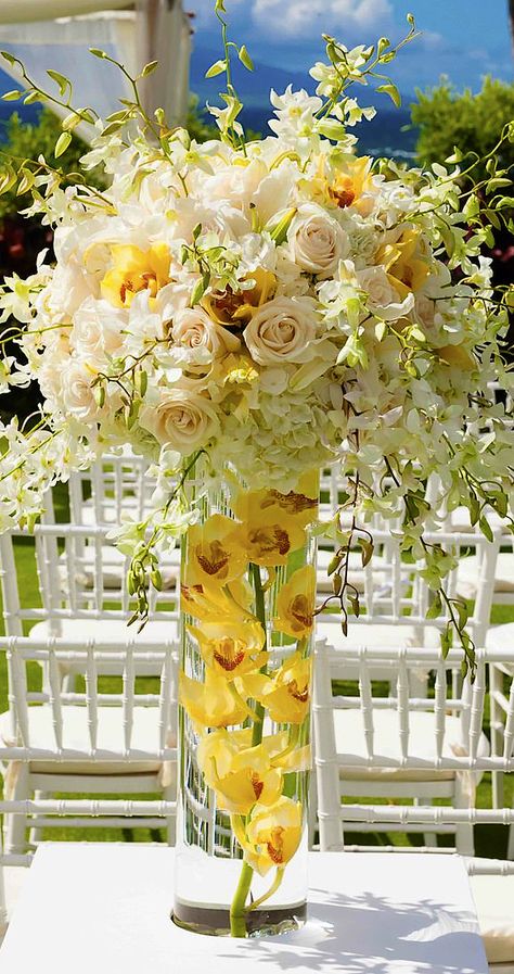 Pale Yellow Wedding, Pale Yellow Weddings, Yellow Wedding Decorations, Yellow Wedding Cake, Flower Petal Confetti, Yellow Wedding Colors, Yellow Wedding Bouquet, Yellow Wedding Ideas, Yellow Weddings