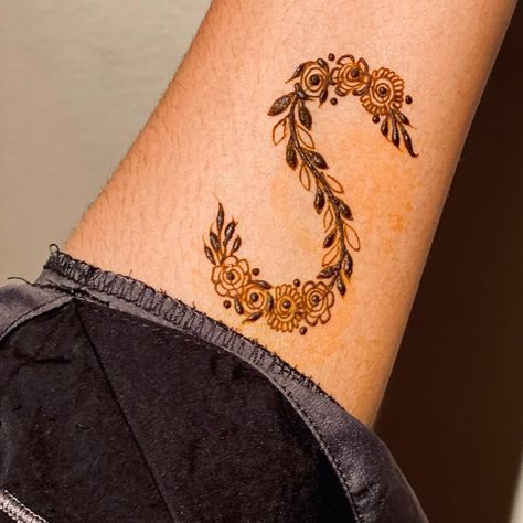 Initial Mehendi Designs, Flower Mahendi Designs, Rajasthani Mehndi Designs Simple, Letters Tattoo Fonts, S Name Mehndi, Alphabet Henna Design, S Letter Mehndi Design, Mehndi Designs Flower, Hand Simple Mehndi Design