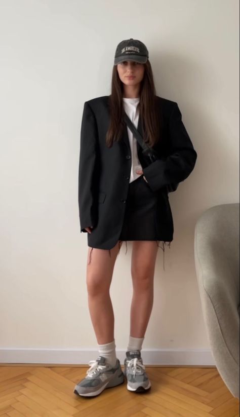 Black Blazer Mini Skirt Outfit, Black Blazer Outfit Sneakers, Black Skirt Black Blazer Outfit, Black Jeans Mini Skirt Outfit, Miniskirt And Sneakers Outfit, Black Mini Skirt And Blazer Outfit, Skirts With Oversized Shirts, Oversized Blazer Skirt Outfit, Oversized Black Blazer Outfit Casual