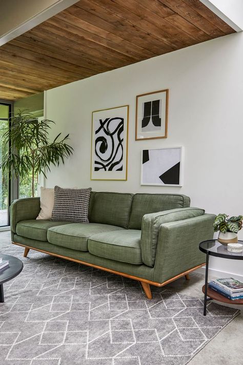 Green Couch, Modern Sofa Designs, Mid Century Modern Sofa, Mid Century Modern Living Room, Green Sofa, Mid Century Sofa, Inspire Me Home Decor, Mid Century Modern Decor, Livingroom Layout