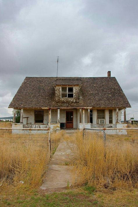 Old Abandoned Buildings, Abandoned Town, Abandoned Homes, Creepy Houses, Creepy Ghost, Broken Dreams, Old Abandoned Houses, Forgotten Places, Spooky Places