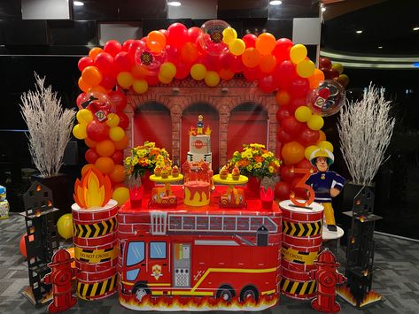 Fireman Theme Party, Fireman Party Decorations, Balloon Birthday Decorations, Fireman Sam Birthday Party, Balloon Decoration Ideas, Truck Theme Birthday, Birthday Theme Decoration, Fireman Party, Firetruck Birthday Party