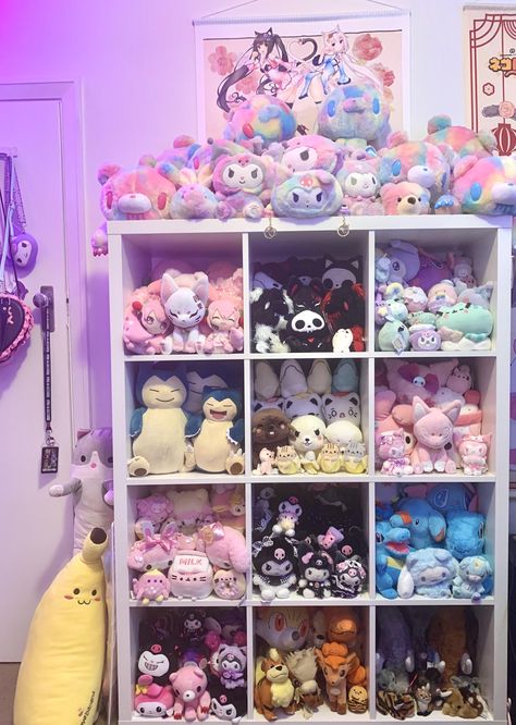 Plush Collection Room, Plushie Shelves, Plush Organization Ideas, Plushie Organization, Plushie Shelf, Plushie Display, Plush Shelf, Geek Room, Gothic Decor Bedroom