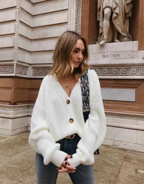 10 outfits cómodos para hacer home office que no son pants | Mujer de 10 Vinter Mode Outfits, Short Cardigan Sweater, Winter Mode Outfits, Cardigan Outfits, Sleeves Clothing, Mode Inspo, Looks Chic, White Cardigan, 가을 패션