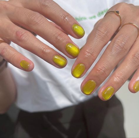 Yellow Cateye Nails, Green Cat Eye Nails Short, Olive Jelly Nails, Skittles Nails Color Combos, Irridescent Nails Green, Green Aura Nails Short, Pretty Gel Nails, Minimalist Nails, Chic Nails