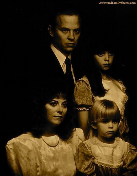 Weird Family Photos, Awkward Family Portraits, Haunted House Pictures, Old Fashioned Photos, Awkward Photos, Let There Be Light, Awkward Family Photos, Old Family Photos, Old Portraits